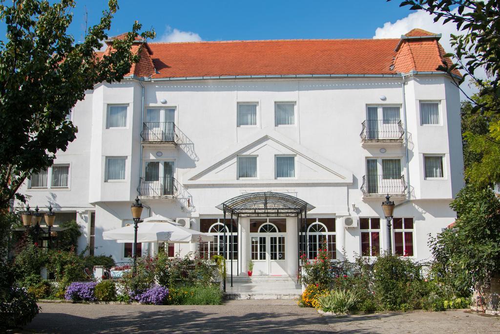 Hotel Beli Dvor Sombor Esterno foto