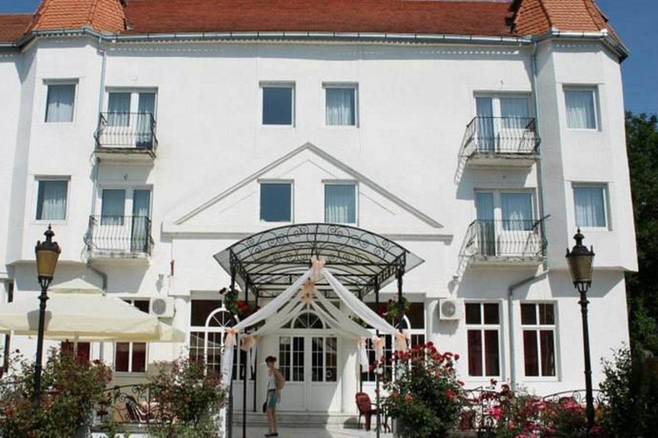 Hotel Beli Dvor Sombor Esterno foto