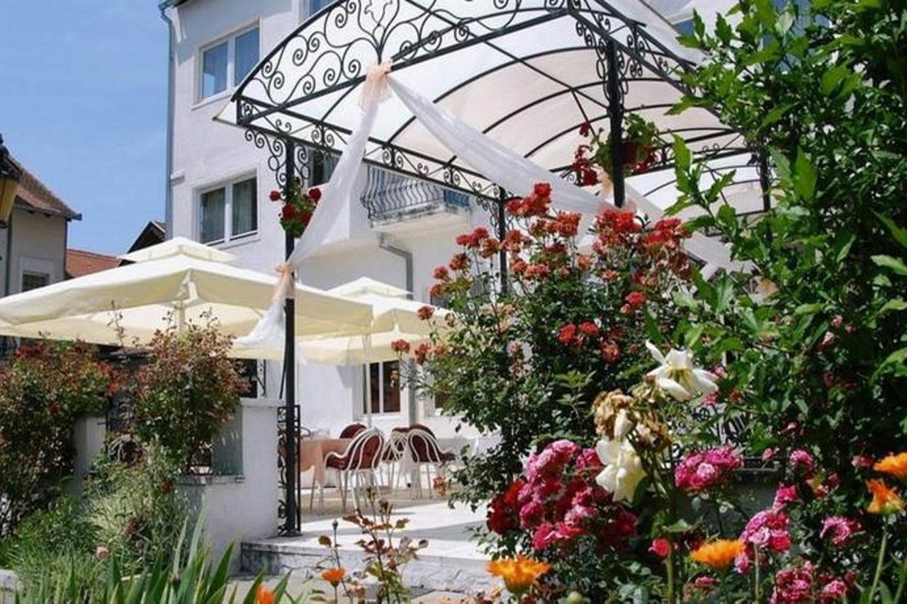Hotel Beli Dvor Sombor Esterno foto