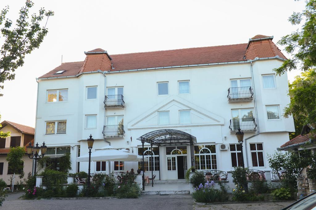 Hotel Beli Dvor Sombor Esterno foto